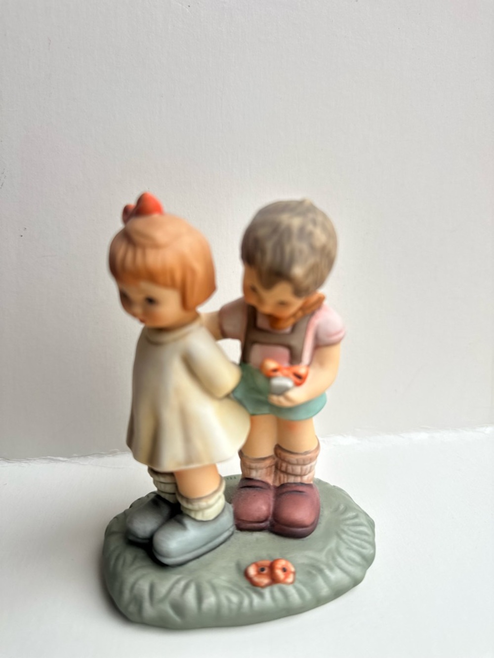 Vintage Goebel Hummel Token of Love BH20 Figurine